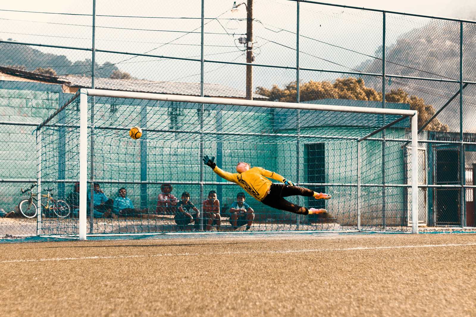 澳门世界杯：公园大妈打法，64岁选手吓袁嘉楠一跳，球拍异形｜企鹅体育官网（配图示意）